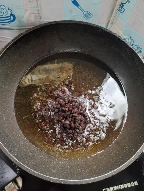起锅烧油！（油要适当多放一点儿！）放入豆豉，小火翻炒均匀！