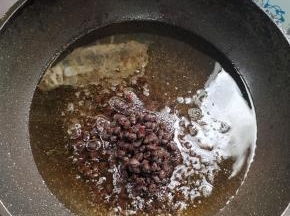 起锅烧油！（油要适当多放一点儿！）放入豆豉，小火翻炒均匀！