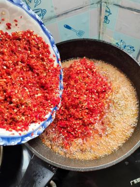 放入搅打好的红辣椒！