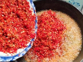 放入搅打好的红辣椒！