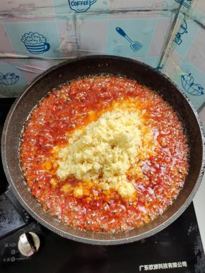 把蒜蓉和生姜末放进去，慢慢一起熬干水分！