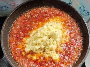 把蒜蓉和生姜末放进去，慢慢一起熬干水分！