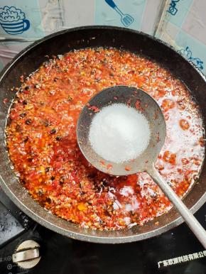 放入适量的盐翻炒均匀！（盐要比平时炒菜稍微咸一点儿！）