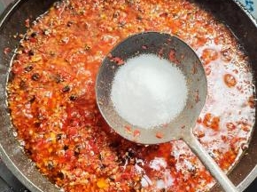 放入适量的盐翻炒均匀！（盐要比平时炒菜稍微咸一点儿！）