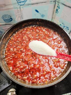 放入一大勺白糖提鲜！中合一下辣椒的辛辣味儿！