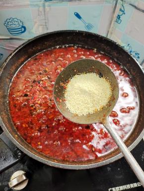 起锅前放入半汤勺鸡精翻炒均匀！让熬出来的蒜香豆豉辣椒酱味道更好！