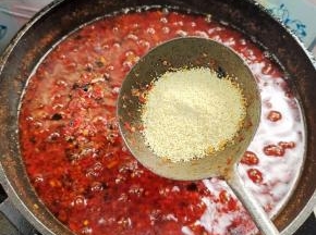 起锅前放入半汤勺鸡精翻炒均匀！让熬出来的蒜香豆豉辣椒酱味道更好！