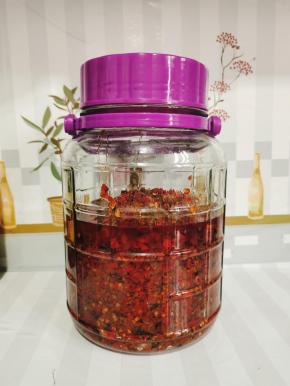 装入无水的，干净的玻璃瓶中，密封保存即可！随吃随取特别方便！