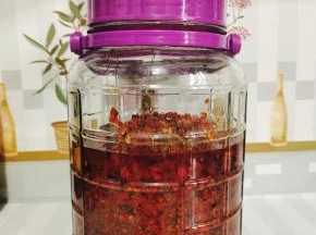 装入无水的，干净的玻璃瓶中，密封保存即可！随吃随取特别方便！