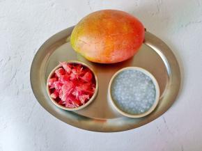 西米露买的现成的，带有甜味，一会榨芒果汁就不需要放白砂糖了！