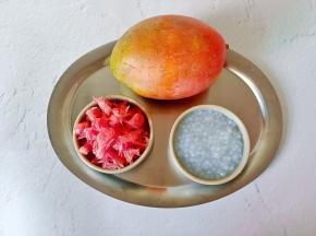 西米露买的现成的，带有甜味，一会榨芒果汁就不需要放白砂糖了！