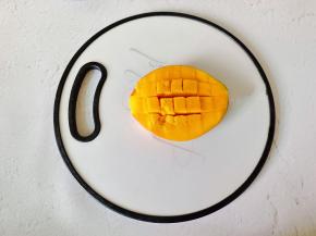 芒果顺着核对半切开，用刀划十字形状。