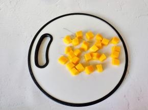 再贴着芒果皮把丁削下来。