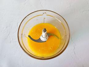 牛奶，芒果丁放榨汁机榨成浓浓的汁【芒果丁留一些待会用】