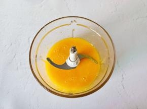 牛奶，芒果丁放榨汁机榨成浓浓的汁【芒果丁留一些待会用】