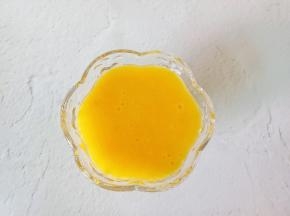 把芒果牛奶汁倒入玻璃杯。