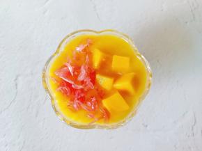 撒上西柚，芒果丁。