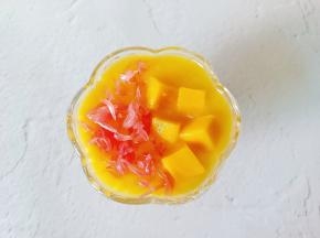 撒上西柚，芒果丁。