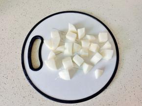 雪梨洗净，切成大块。