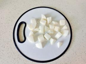 雪梨洗净，切成大块。