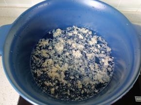 锅里放入适量的清水，放入燕耳。