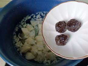 放入三颗话梅。