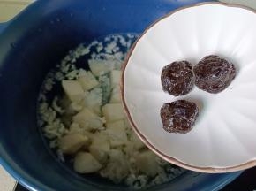 放入三颗话梅。
