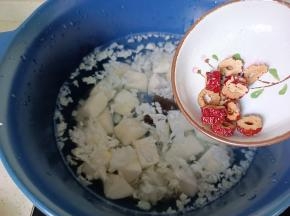 再加入适量的红枣片。