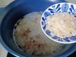 加入冰糖碎融化。