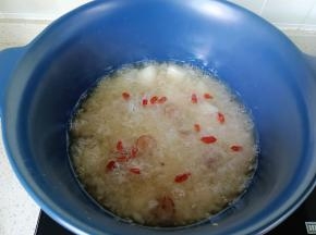 快出锅时撒入枸杞即可。