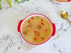 熬好的小吊梨汤喝起来酸酸甜甜的。