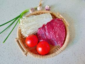 准备好新鲜的牛肉，番茄，金针菇。