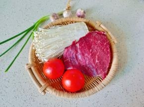 准备好新鲜的牛肉，番茄，金针菇。