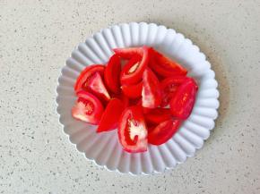 番茄切成大块。