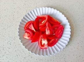 番茄切成大块。