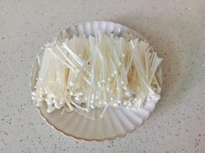 金针菇洗净切成段。