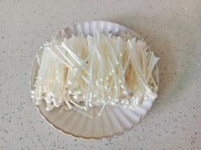 金针菇洗净切成段。