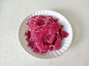 牛肉切成大的薄片。