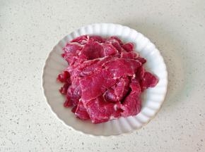 牛肉切成大的薄片。