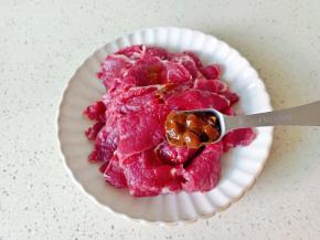 牛肉加入生抽一勺。黄豆酱一勺。