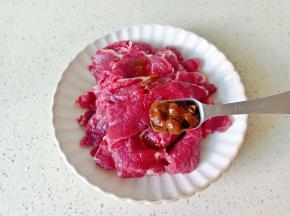牛肉加入生抽一勺。黄豆酱一勺。