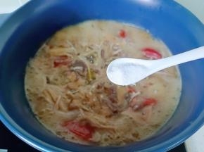 待牛肉熟透时加盐调味。