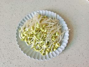 把豆芽的根须择干净。