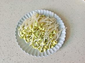 把豆芽的根须择干净。