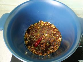 加上郫县豆瓣酱，火锅底料炒出红油。