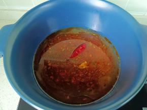 加上适量的水或者高汤，盖上盖子大火煮开。