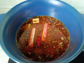 放鱼豆腐，蟹棒，牛肉丸，肉燕大火煮熟。