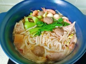 最后加上土豆粉与青菜烫熟即可。