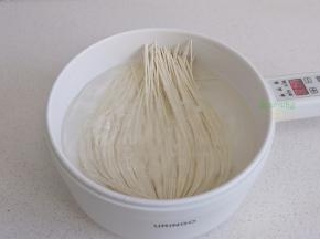 电煮锅倒入适量的水，盖上盖子，煮沸之后，开盖放挂面入锅，并且用筷子把面条全部压入水里。