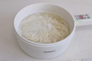 面条煮3分钟左右，很多气泡，这个时候可以加少许冷水，气泡马上下沉，再煮2分钟左右，面条煮熟。